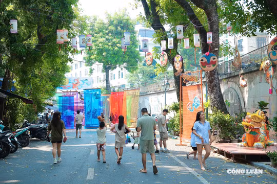 Phố bích hoạ Phùng Hưng 'thay áo mới' đón Trung thu 2025