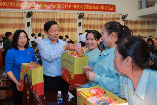 Phó Thủ tướng Trần Hồng Hà tặng quà Tết cho gia đình chính sách, hộ nghèo, công nhân tại Đồng Nai