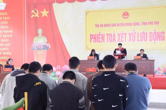 Phú Thọ: 8 bị cáo hầu tòa lưu động về tội "Cố ý gây thương tích" và "Gây rối trật tự công cộng"