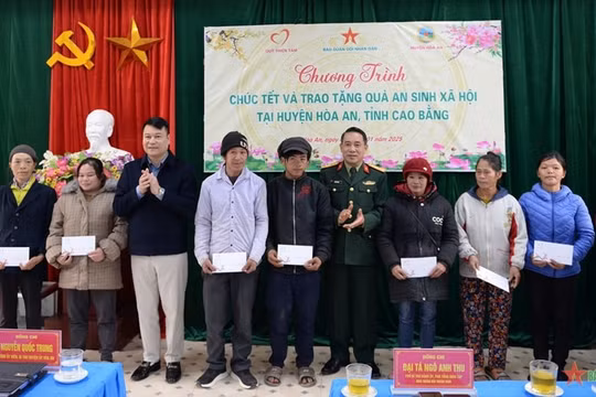 Báo Quân đội nhân dân phối hợp trao quà Tết đến đồng bào hoàn cảnh khó khăn tại Cao Bằng