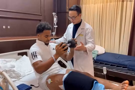 Vừa phẫu thuật, Xuân Son đã tập luyện trở lại