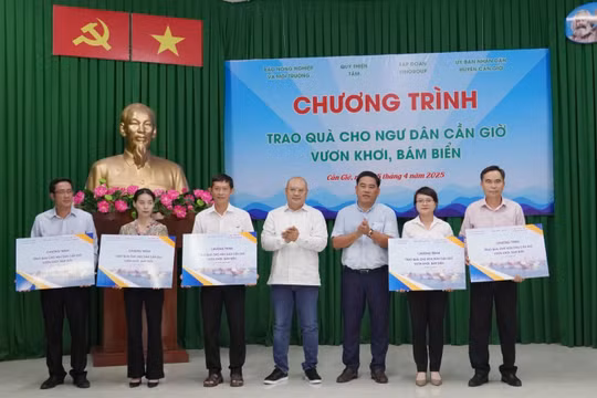 Báo Nông nghiệp và Môi trường trao tặng 683 bồn chứa nước ngọt cho ngư dân Cần Giờ