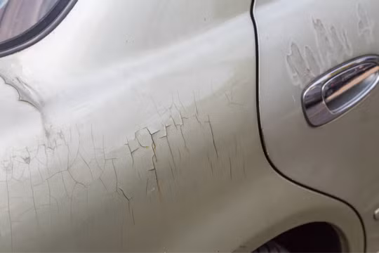 Dán decal xe có làm hỏng lớp sơn hay không?