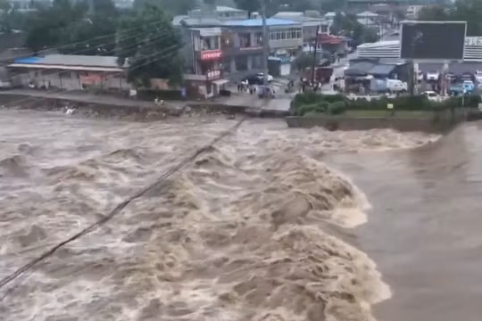Mưa lũ kinh hoàng ở Bắc Kinh, ít nhất 30 người thiệt mạng