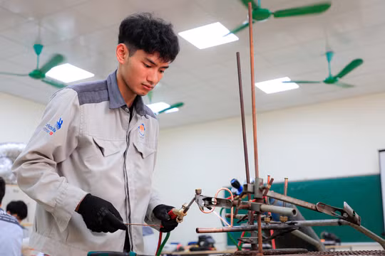 Góp ý văn kiện Đại hội XIV của Đảng: Giáo dục và đào tạo cùng khoa học công nghệ là quốc sách hàng đầu