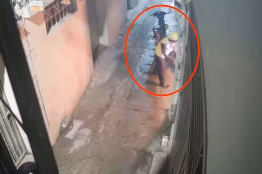 Truy tìm người mặc áo tài xế công nghệ phóng hoả đốt nhà dân lúc nửa đêm