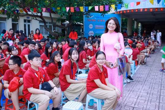Vì sao phụ huynh vẫn nặng gánh các khoản thu 'tự nguyện' dù miễn học phí?