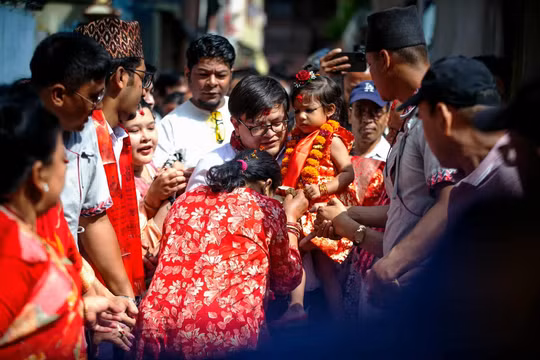 Nepal chọn bé gái 2 tuổi làm nữ thần sống Kumari mới