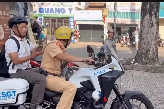 Nhiều thí sinh quên vật dụng được CSGT 'hộ tống' về nhà lấy kịp thời