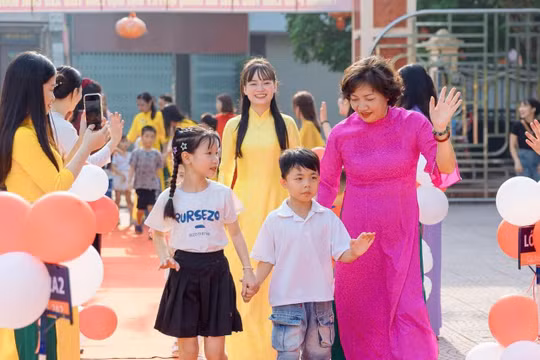 Ngày đầu tiên vào lớp 1: Cột mốc yêu thương của con và cha mẹ