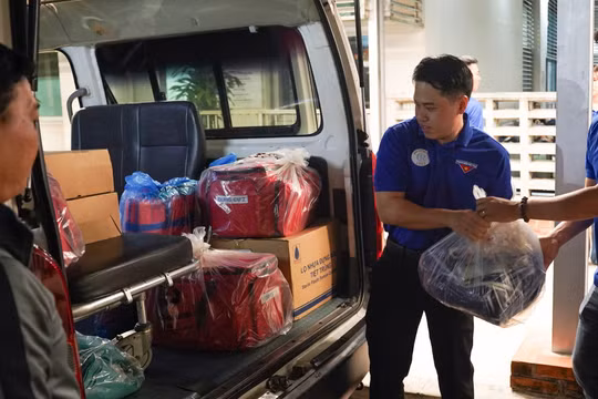 Gần 100 y bác sĩ TP HCM lên đường chi viện Đắk Lắk, mang theo 2.500 túi thuốc cứu trợ người dân vùng lũ