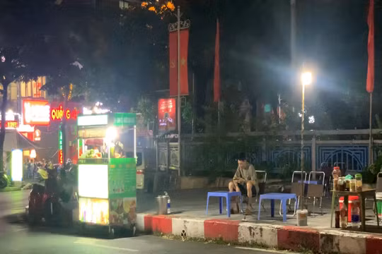 Hà Nội: Ngang nhiên biến cầu thành nơi bán hàng