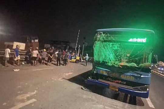 Hà Nội: Xe buýt tông xe tải, húc văng lên đường ray tàu hỏa