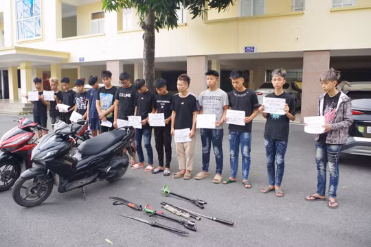 Tạm giữ 11 đối tượng mang súng tự chế, đao, kiếm đi gây rối trật tự công cộng
