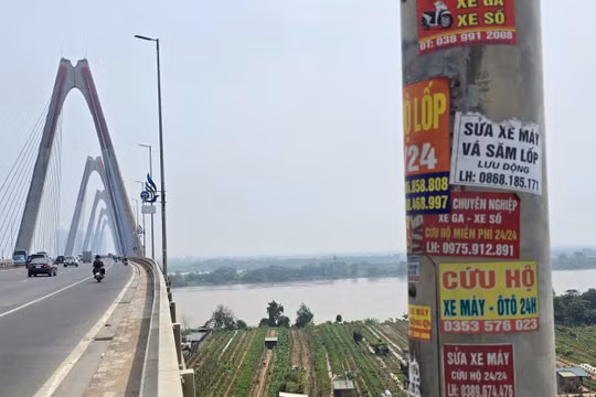 Hà Nội: Cầu Nhật Tân bị 'bôi bẩn' bởi nạn quảng cáo 'sửa xe máy'