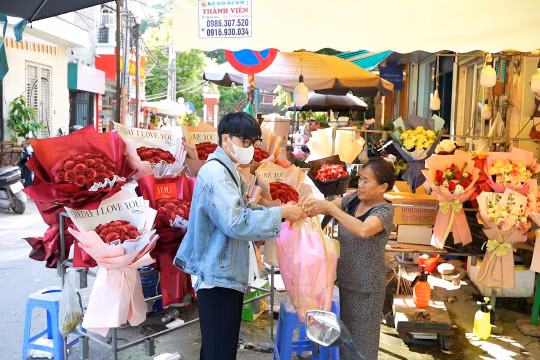 Thị trường hoa tươi sôi động trong ngày Phụ nữ Việt Nam