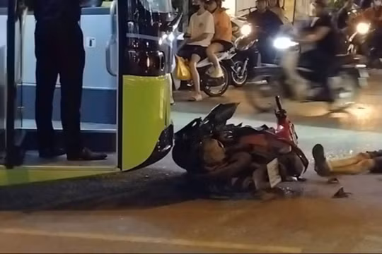 Tai nạn giữa xe buýt và xe máy ở Gia Lâm, một người tử vong