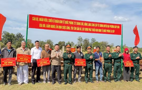 Trao mô hình chăn nuôi cho 202 hộ nghèo vùng biên Ia R’vê, Ia Lốp xây dựng vùng biên giới vững chắc cả về kinh tế lẫn quốc phòng