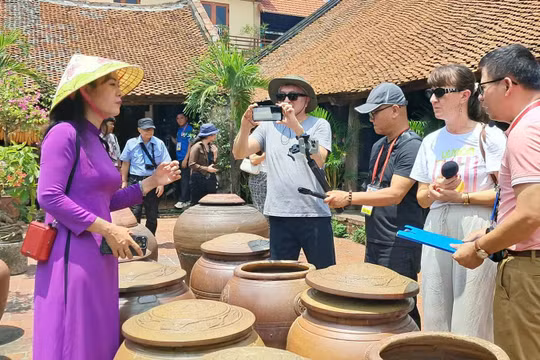 Đoàn phóng viên quốc tế khám phá di sản Hà Nội