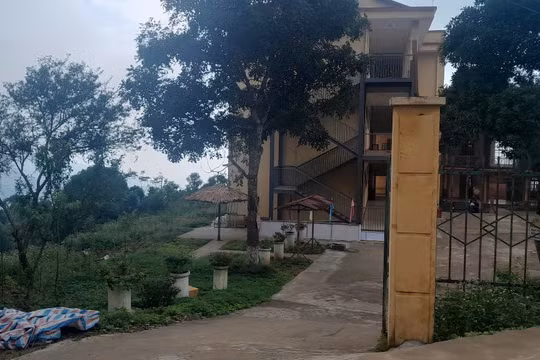 Cổng trường hơn 10 năm tuổi ở Nậm Mười và lần kiểm tra "không thấy dấu hiệu bất thường" trước thảm kịch
