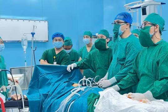 Ca mổ nội soi lịch sử đầu tiên ở đặc khu Côn Đảo