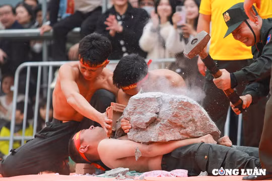 Cận cảnh Công an 'mình đồng, da sắt' trình diễn 'đao thương bất nhập'