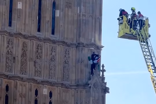 Người cầm cờ Palestine leo lên tháp Big Ben ở London bị bắt giữ