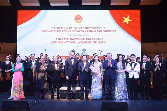 Tổng Bí thư và Phu nhân dự Lễ hòa nhạc Kỷ niệm 70 năm thiết lập quan hệ ngoại giao Việt Nam - Indonesia