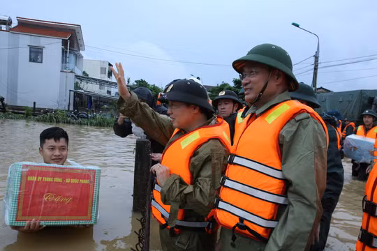 Phó Thủ tướng Trần Hồng Hà thăm hỏi, động viên người dân vùng lũ ở Đà Nẵng