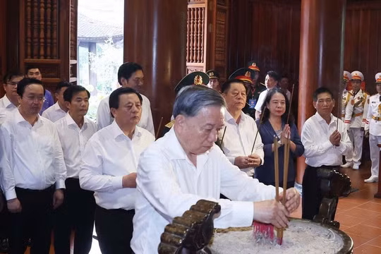 Tổng Bí thư Tô Lâm dâng hương tưởng nhớ Chủ tịch Hồ Chí Minh tại Nghệ An