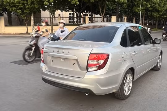 Xe Nga giá rẻ Lada Granta bất ngờ lăn bánh tại Hà Nội