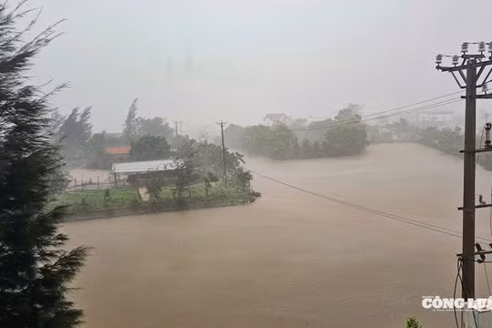 Nghệ An, Hà Tĩnh khẩn trương ứng phó lũ lớn trên sông Cả