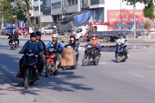 Hàng loạt phương tiện nối đuôi nhau đi ngược chiều trên Đại lộ Thăng Long