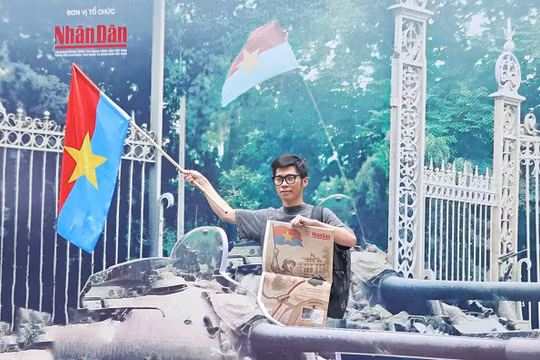 Người dân hào hứng nhận phụ san đặc biệt của Báo Nhân Dân
