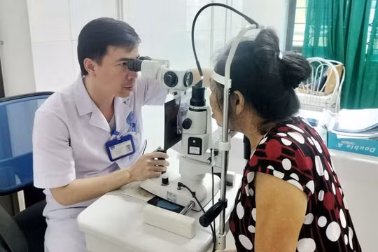 Bệnh nhân 61 tuổi suýt mù vì gội đầu bằng rượu ngâm hạt na trị chấy