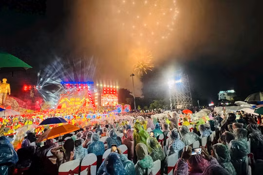 Gia Lai: Hàng ngàn người dân đội mưa ngắm pháo hoa rực sáng chào mừng Quốc khánh