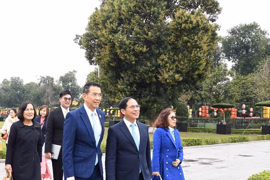 Phó Thủ tướng Bùi Thanh Sơn cùng Bộ trưởng Ngoại giao Thái Lan thăm Hoàng Thành, thưởng thức cà phê Việt
