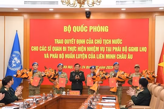 Trao quyết định của Chủ tịch nước cho các sĩ quan lên đường gìn giữ hòa bình