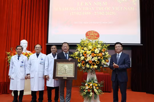 Chú trọng chế độ, chính sách đãi ngộ đối với cán bộ y tế tương xứng với sứ mệnh 'người chiến sĩ áo trắng'