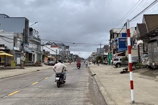 Đã tháo 22/23 biển, còn trơ lại cột vụ 1km đường có 23 biển cấm đỗ xe