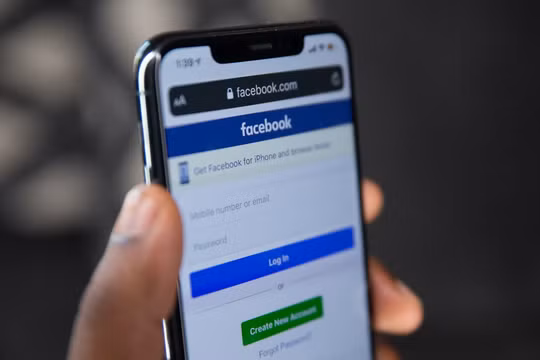 CEO Zuckerberg hầu tòa trong lúc Facebook mất dần sức hút