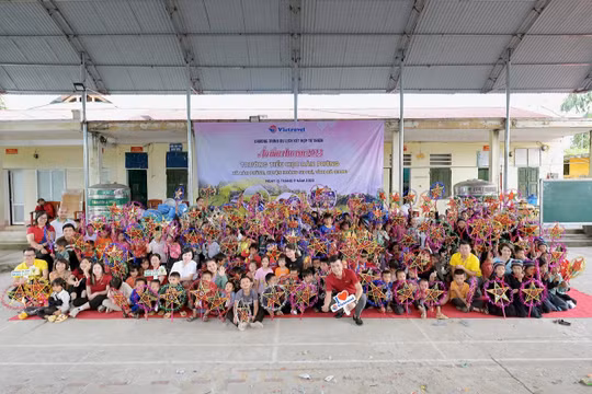 30 năm Vietravel – Hơn một thập kỷ ‘Áo ấm cho em’ lan tỏa yêu thương