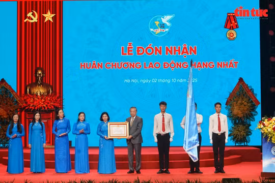 Trung ương Hội Liên hiệp Phụ nữ Việt Nam đón nhận Huân chương Lao động Hạng Nhất