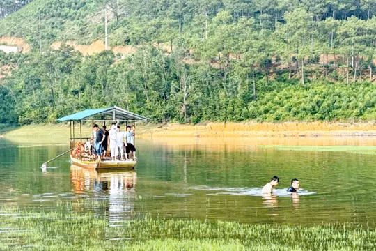 Quảng Ninh: Đi xe bán tải xuống lòng hồ thủy lợi, 2 vợ chồng trẻ tử vong
