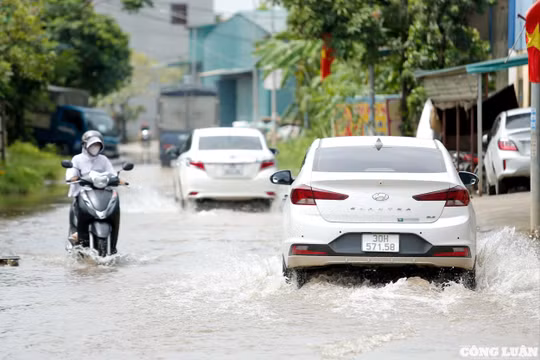 Tuyến đường 'hễ mưa là ngập', người dân bì bõm, khốn đốn di chuyển