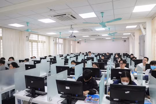 Giấc mơ số hóa và bài toán kinh phí để triển khai thi tốt nghiệp THPT trên máy tính