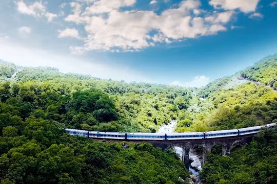 Hành trình xuyên Việt bằng tàu hoả lọt top 9 tuyến đường sắt trải nghiệm độc đáo năm 2025