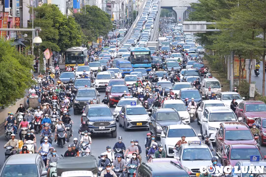 Giảm phương tiện cá nhân, tổ chức giao thông hợp lý để giải bài toán ùn tắc