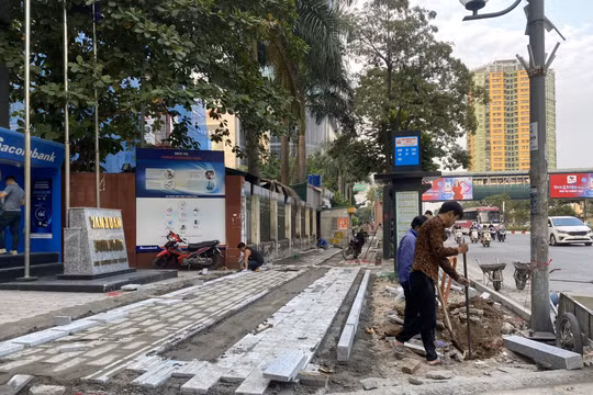Hà Nội yêu cầu kiểm tra, khắc phục vỉa hè lát đá bị hư hỏng