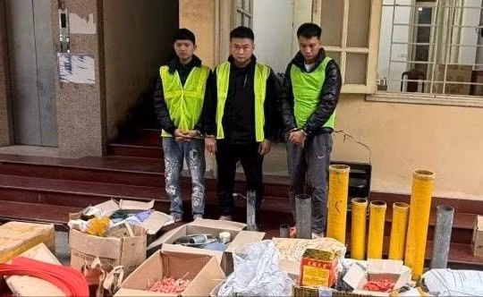 Đầu tư thiết bị sản xuất pháo nổ trái phép, 3 thanh niên bị khởi tố